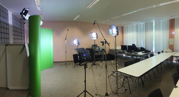 Studio TV du RadioBus.fm avec Greenscreen et régie audiovidéo.