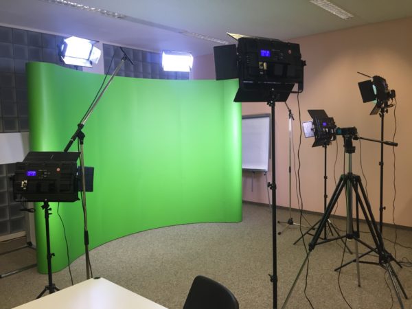 Studio TV du RadioBus.fm avec Greenscreen et régie audiovidéo.