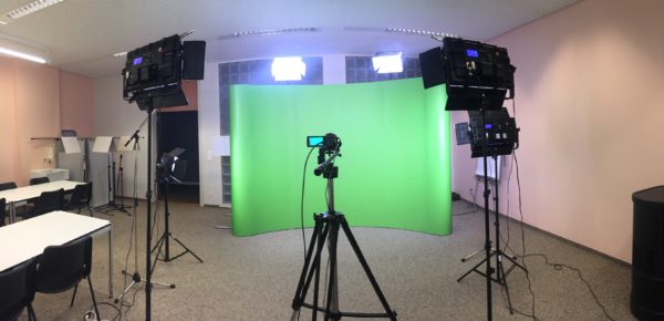 Studio TV du RadioBus.fm avec Greenscreen et régie audiovidéo.